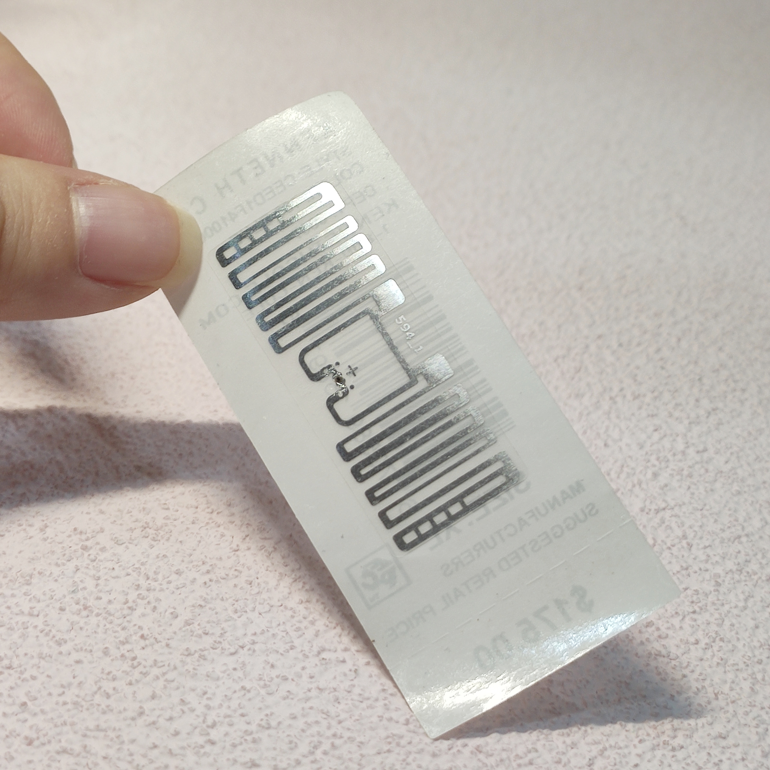 RFID-Aufkleberetiketten mit Barcodedruck für den Bekleidungseinzelhandel 